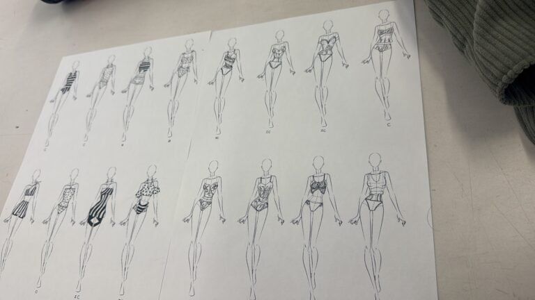 Hojas impresas con los croquis de la colecci&oacute;n