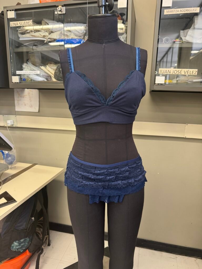 Prenda final sobre maniqu&iacute;, vista frontal