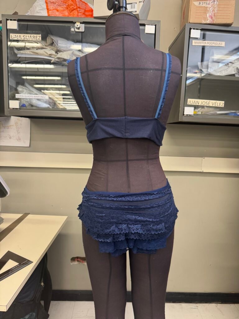 Prenda final sobre maniqu&iacute;, vista posterior