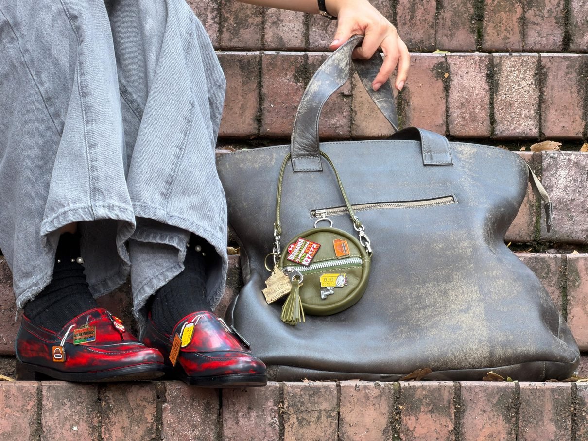 Detalle del bolso y los mocasines de Cotidianidades sobre escalones