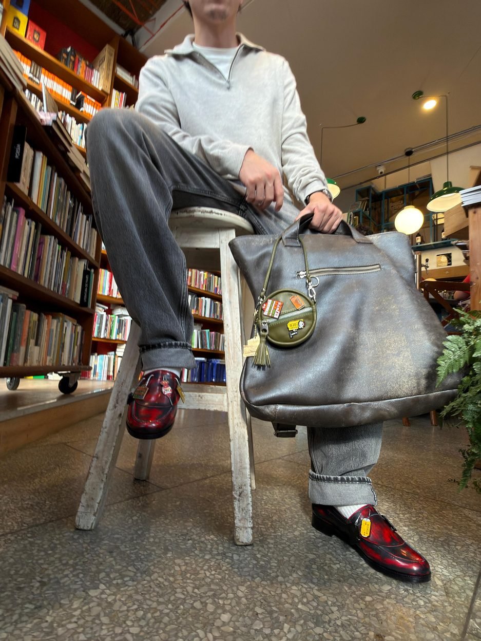 Modelo sentado con el bolso y los mocasines de Cotidianidades