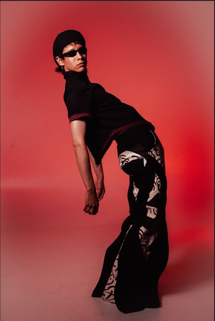 Entre capas: look masculino, pose lateral